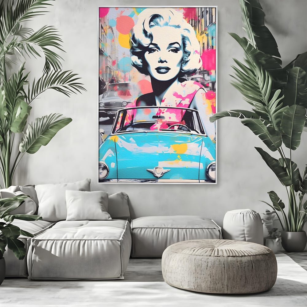 Tablou canvas cu tablou canvas cu marilyn monroe si masina, in rama de aluminiu argintiu, pe perete intr-un living